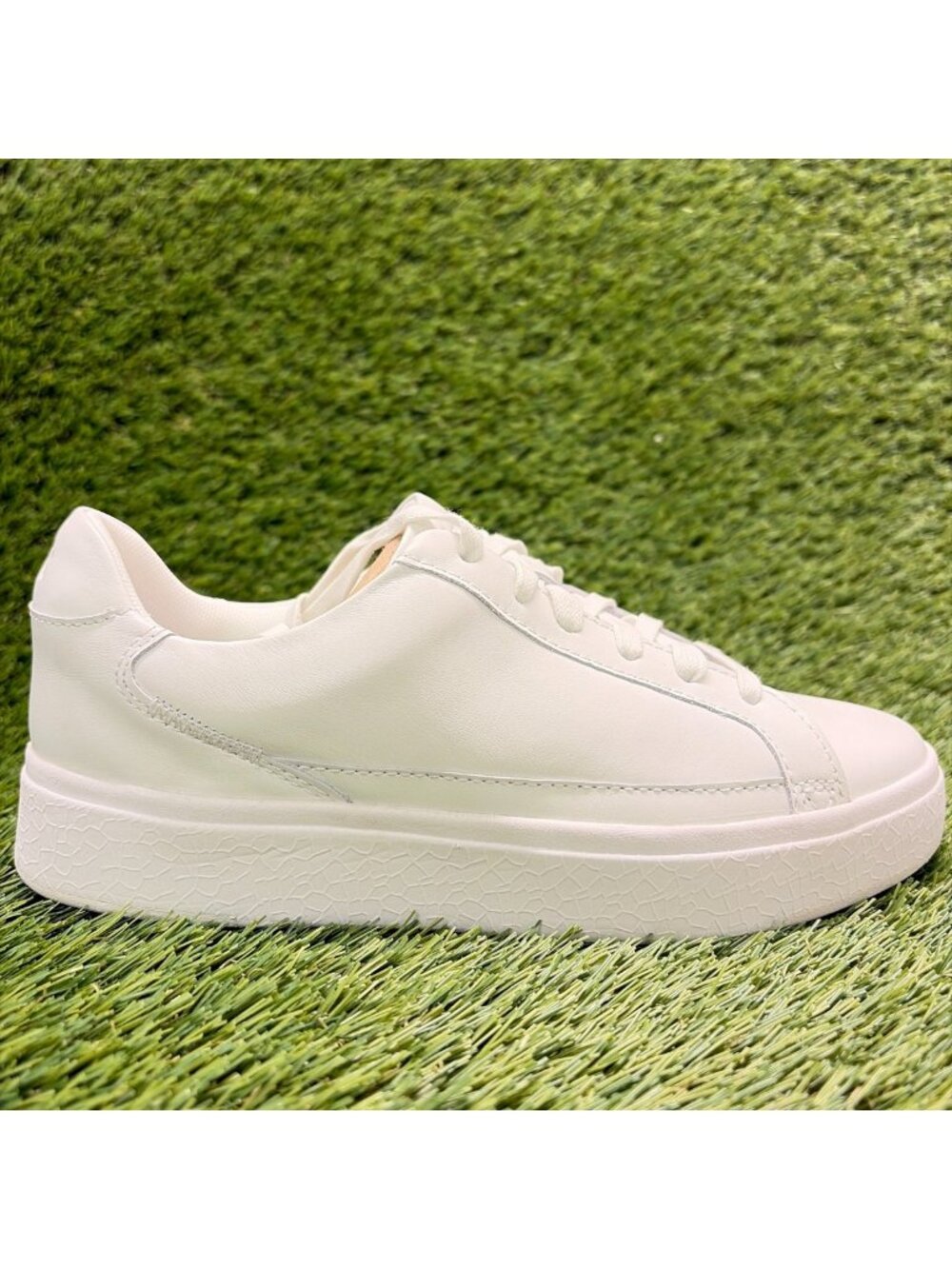 Kizik Vegas Womens Size 7.5EE White Athletic Casual Leather Shoes Sneakers